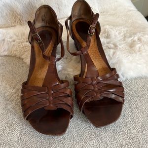 Clarks Artisan size 9.5 leather heeled sandals